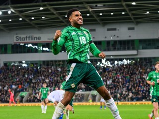 Jamie Reid (Severné Írsko) sa teší z gólu počas zápasu A-skupiny európskej kvalifikácie MS2026 vo futbale mužov Severné Írsko - Slovensko.