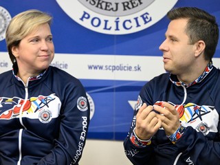 Veronika Vadovičová (vľavo) a Radoslav Malenovský (vpravo), reagujú počas tlačovej konferencie.