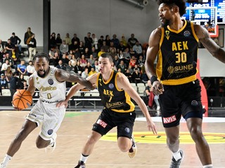 Rickey McGill (Levice), Dimitris Flionis a Chris Silva (obaja Atény) v zápase F-skupiny 3. kola skupinovej fázy LM v basketbale.
