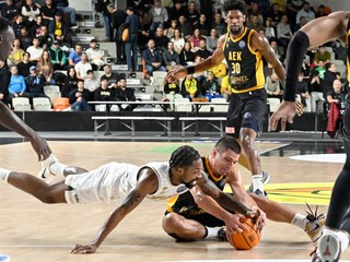 Na snímke zľava uprostred Rickey McGill (Levice) a Dimitris Flionis (Atény) v zápase F-skupiny 3. kola skupinovej fázy LM v basketbale mužov Patrioti Levice - AEK BC Atény.