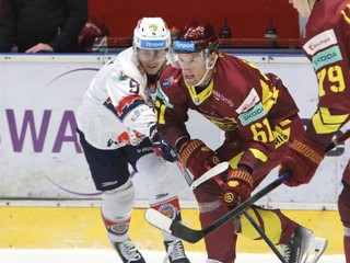 Marek Šramaty (Zvolen) a Filip Akl (Trenčín) bojujú o puk počas predohrávky 14. kola Tipsport ligy HKM Zvolen - HK Dukla Trenčín.