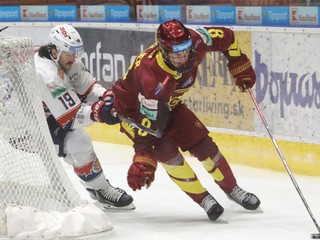 Na snímke Colle Cassels (Zvolen) a Adam Goljer (Trenčín) bojujú o puk.
