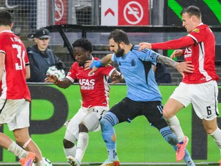 Mees de Wit, Ibrahim Sadiq (obaja Alkmaar), Tigran Barseghjan (Slovan) a  Peer Koopmeiners (Alkmaar) bojujú o loptu počas zápasu 2. kola ligovej fázy Konferenčnej ligy.