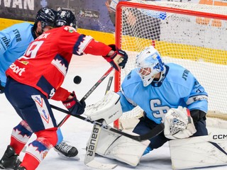 Zľava Patrik Bačík (Slovan), Cole Cassels (Zvolen)  a Henri Kiviaho (Slovan) počas 15. kola Tipsport ligy HC Slovan Bratislava - HKM Zvolen.