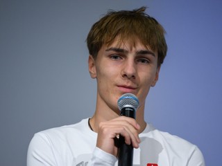 Skokan na lyžiach Hektor Kapustík.