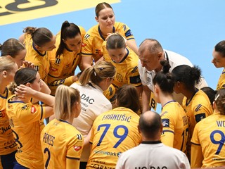 Hráčky a realizačný tím DAC počas zápasu ženskej hádzanárskej MOL ligy.