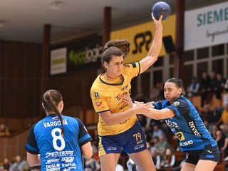 Zľava hráčka Šale Diana Mária Vargová, hráčka DAC Lea Franušičová a hráčka Šale Olívia Ščípová