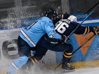 Zľava Dominik Jendek (HC Slovan Bratislava) a Damien Giroux (HK Spišská Nová Ves)  bojujú o puk pri mantineli počas zápasu 13. kola hokejovej Tipsport ligy HC Slovan Bratislava - HK Spišská Nová Ves.
