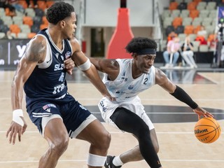 Shamiel Stevevnson (Slovan) a Deondre Bums (Priština) v zápase European North Basketball League (ENBL).
