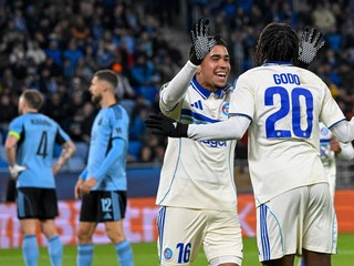 Futbalisti Štrasburgu sa tešia z gólu v zápase Konferenčnej ligy proti Slovanu Bratislava.