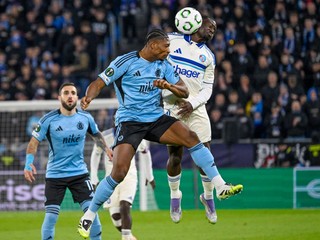 Rahim Ibrahim hlavičkuje v zápase Konferenčnej ligy Slovan Bratislava - Racing Štrasburg. 
