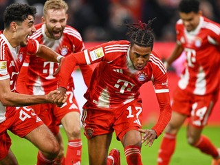 Futbalista Bayernu Mníchov Michael Olise (uprostred) sa teší z gólu do siete Dortmundu.