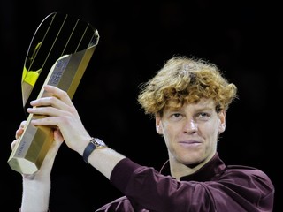 Jannik Sinner oslavuje víťazstvo na turnaji ATP vo Viedni.