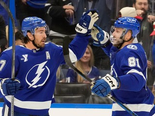 Obranca Ryan McDonagh z Tampy Bay Lightning (27) oslavuje svoj gól spolu s obrancom Erikom Černákom (81).