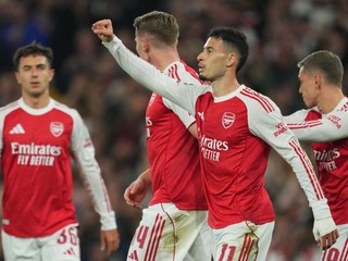 Arsenal oslavuje gól. 