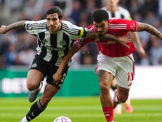 Sandro Tonali a Morgan Gibbs-White.