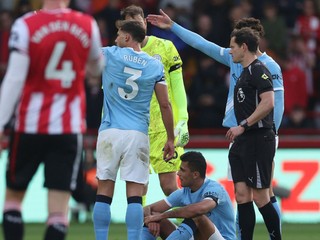 Rodri po tom, čo sa zranil v zápase proti Brentfordu.