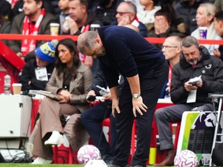 Tréner Nottinghamu Ange Postecoglu reaguje v zápase 8. kola Premier League Nottingham Forest - FC Chelsea Londýn.