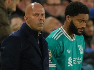 Arne Slot a Joe Gomez.