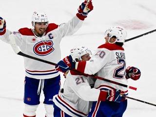 Gólová radosť hráčov Montrealu, vpravo Juraj Slafkovský (20). 