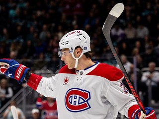 Juraj Slafkovský oslavuje gól do siete Seattlu. 