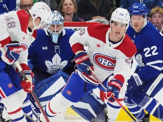 Juraj Slafkovský (vpravo) v zápase Montrealu proti Torontu. 