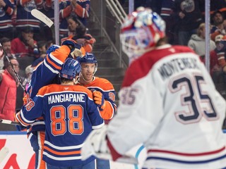 Hokejisti Edmontonu oslavujú gól, vpravo sklamaný brankár Montrealu Sam Montembeault.