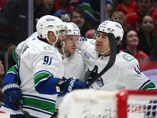 Radosť hokejistov Vancouveru Canucks po strelení gólu.