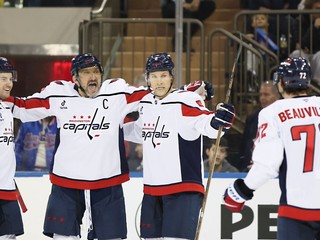 Radosť hokejistov Washington Capitals po strelení gólu proti New York Rangers.