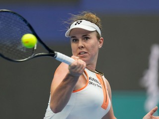Linda Nosková odvracia úder Britky Sonay Kartalovej počas zápasu štvrťfinále ženskej dvojhry na WTA v Pekingu.