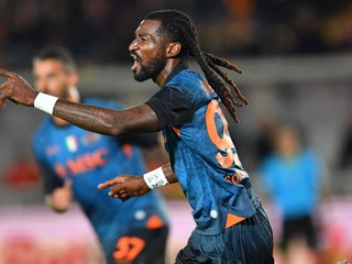 Frank Anguissa oslavuje gól