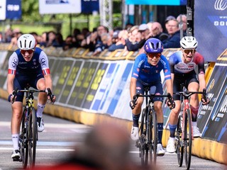 Viktória Chladoňová (vpravo) v šprinte o medaily v pretekoch U23 na ME v cyklistike 2025.