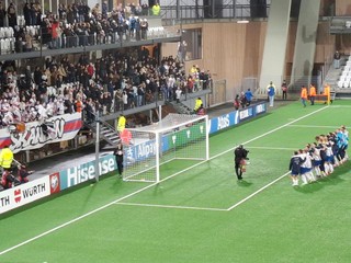 Futbalisti Faerských ostrovov oslavujú s fanúšikmi výhru 2:1 nad Českom.