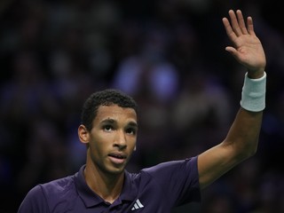 Felix Auger-Aliassime oslavje víťazstvo vo štvrťfinále na ATP Masters 1000 v Paríži.