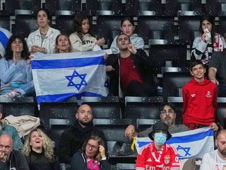 Momentka zo zápasu Euroligy medzi Hapoelom Tel Aviv a Paris Basketball.
