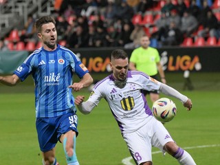 Andraž Šporar (Bratislava) a Šimon Šmehyl (Komárno) v zápase 3. kola dohrávky Niké ligy.