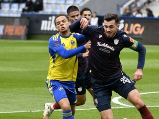 Zľava Kai Brosnan (Michalovce) a Taras Kacharaba (DAC) v zápase 12. kola futbalovej Niké ligy MFK Zemplín Michalovce - FC DAC 1904 Dunajská.