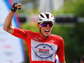 Paul Magnier sa teší z triumfu