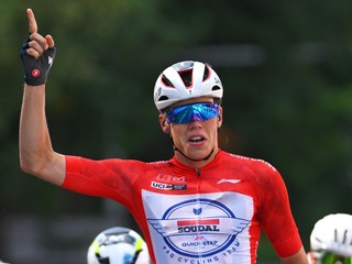 Paul Magnier sa teší z triumfu 