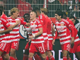 Radosť hráčov Unionu Berlín po strelení gólu proti Mönchengladbachu.