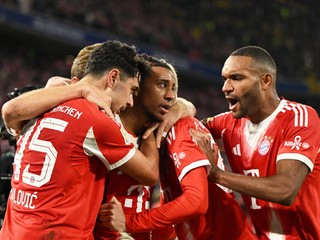 Hráči Bayernu oslavujú gól v sieti Dortmundu.