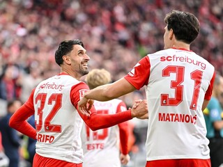 Vincenzo Grifo (vľavo) sa teší z vyrovnávajúceho gólu na 2:2 v zápase 7. kola nemeckej Bundesligy SC Freiburg - Eintracht Frankfurt.