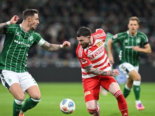 Hráč Marco Friedl (vľavo) z Werderu Brémy a Oliver Burke z Unionu Berlín