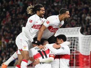 Hráči Stuttgartu oslavujú gól v sieti Mainzu.