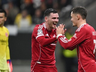 Vpravo Florian Wirtz a Conor Bradley oslavujú gól.