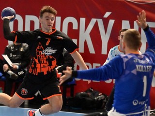 Zľava Jakub Stavač (Košice) a brankár Michal Koller (ŠKP) počas zápasu v hádzanej mužov 8. kolo Niké Handball Extraligy HK Košice - ŠKP Bratislava.