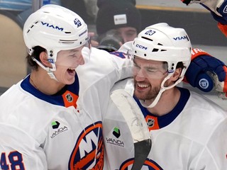 Jonathan Drouin a Matthew Schaefer.