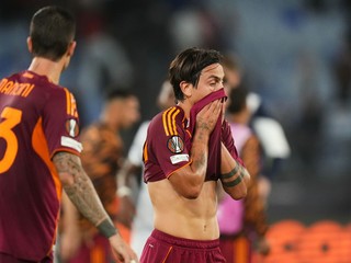 Argentínsky futbalista Paulo Dybala a jeho reakcia po zápase AS Rím - Viktoria Plzeň. 