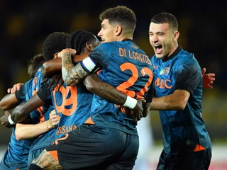 Neapol oslavuje gól. 