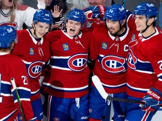 Hokejisti Montrealu oslavujú gól, vpravo Juraj Slafkovský. 